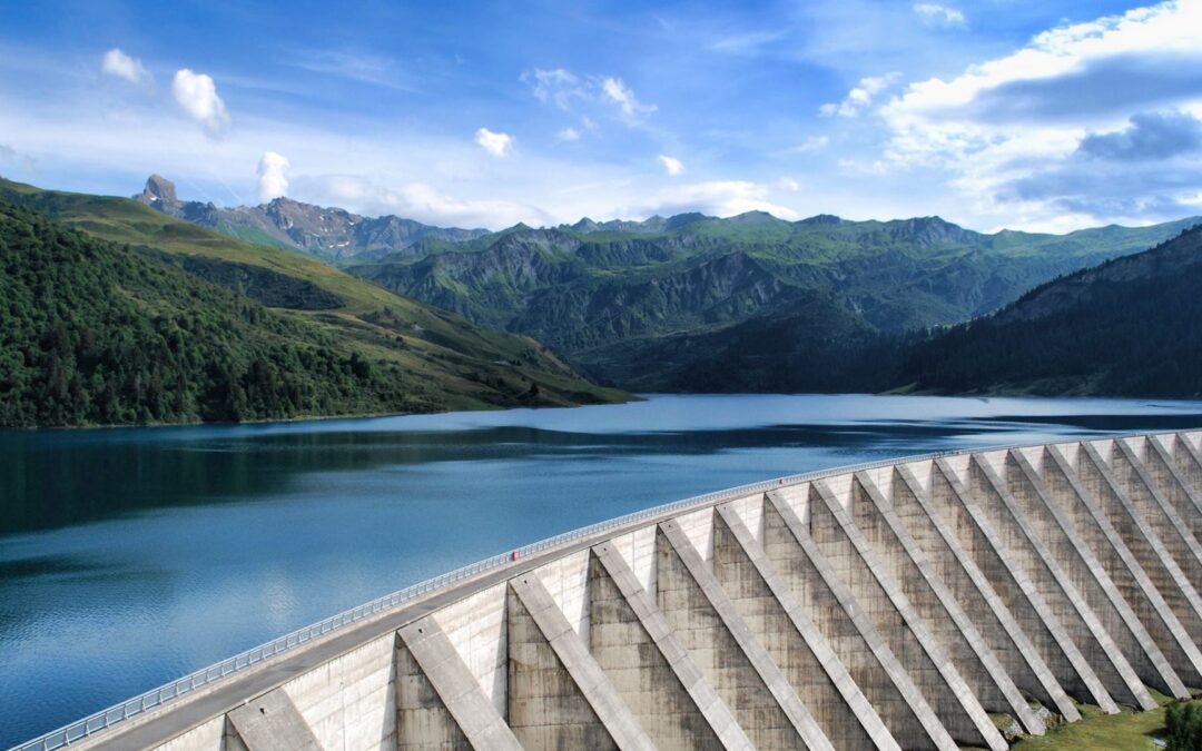 estrés hídrico en centros de datos, embalse y energía hidroeléctrica