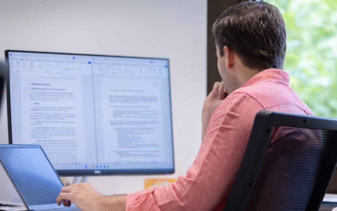 Reporte energético de centros de datos: profesional de INERIA revisando documentación técnica en pantalla